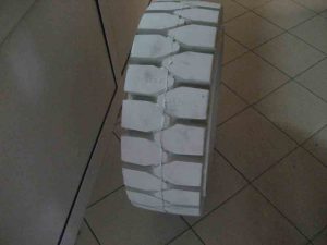 Бяла гума за мотокар 28х9-15 Супереластична